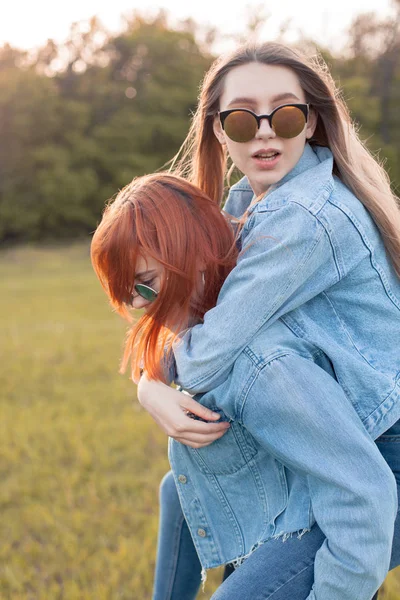 Dos Jóvenes Felices Divirtiéndose Aire Libre Atardecer Mejores Amigos —  Fotos de Stock