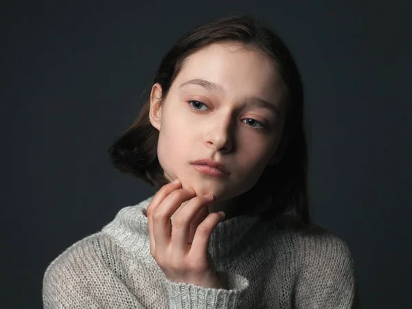 Retrato Una Joven Pensativa Estudio —  Fotos de Stock