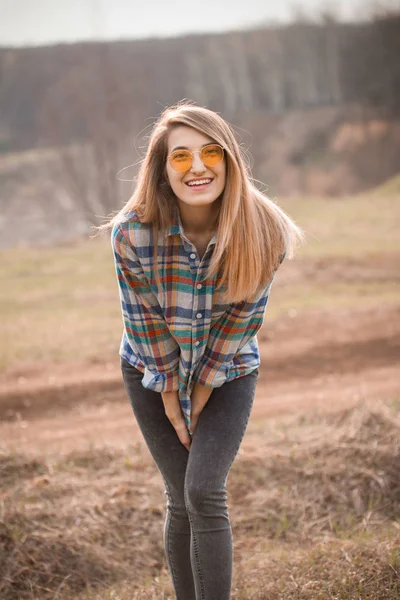 Mooie Jonge Vrouw Wandelen Buitenlucht Herfst — Stockfoto