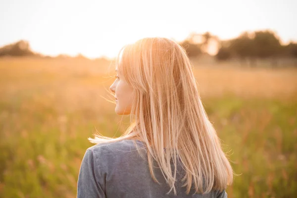 Porträt Einer Jungen Blonden Frau Freien Bei Sonnenuntergang Zurück — Stockfoto