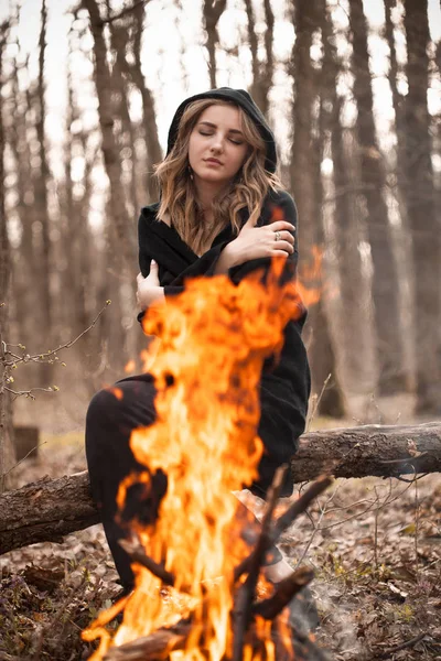 Young Woman Black Cape Sitting Bonfire — Stock Photo, Image