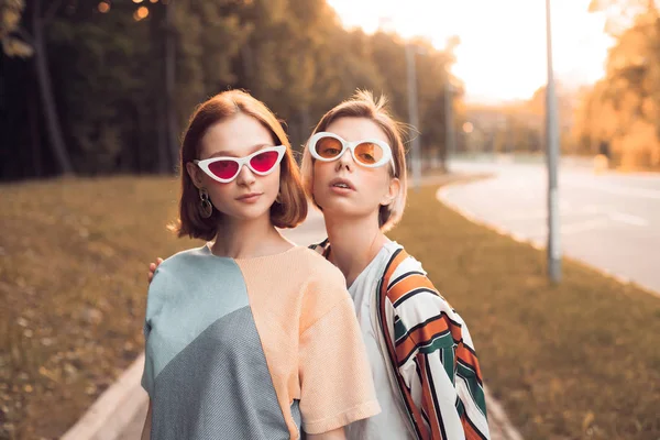 Дві Модні Дівчата Позують Вулиці Жовте Тонування — стокове фото