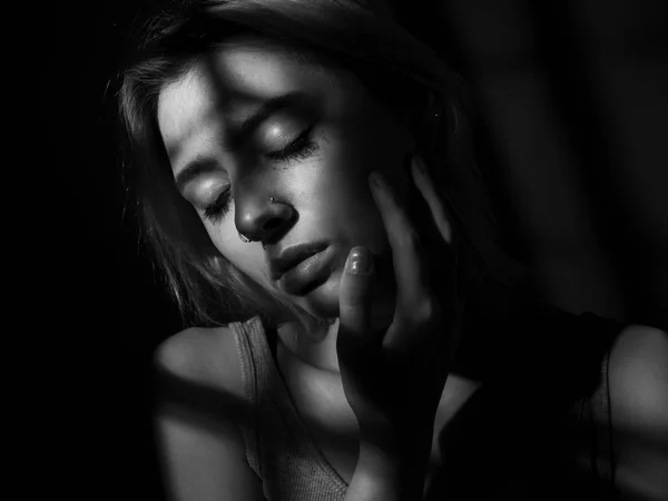 Lány Portré Mély Árnyékban Fekete Fehér — Stock Fotó