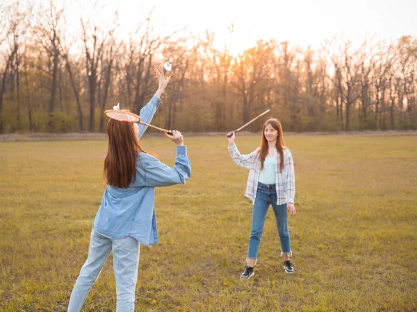 Δύο Κορίτσια Παίζουν Μπάντμιντον Στο Γήπεδο Ηλιοβασίλεμα — Φωτογραφία Αρχείου