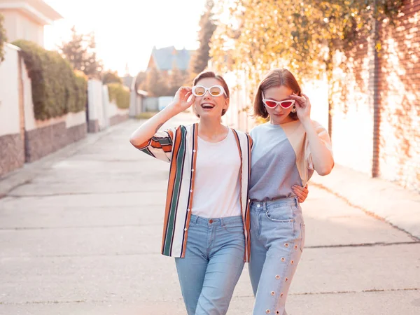 Duas Jovens Mulheres Moda Andando Rua — Fotografia de Stock