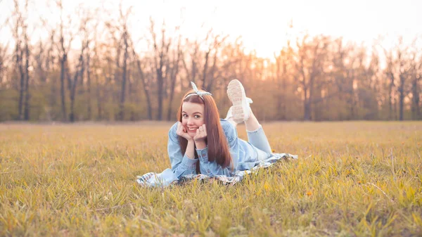 Junge Fröhliche Frau Liegt Bei Sonnenuntergang Gras — Stockfoto