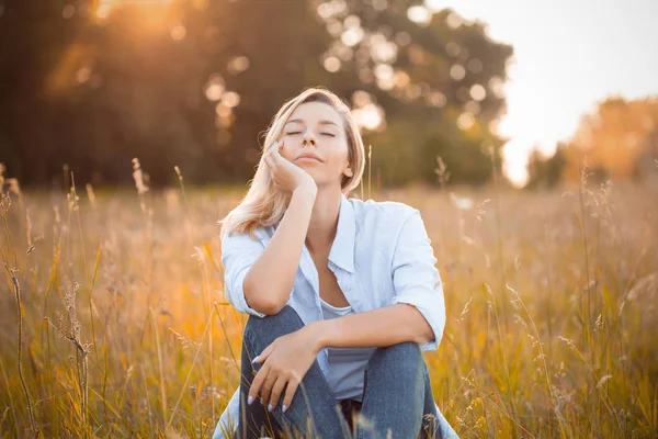 Mujer Joven Sentada Sobre Hierba Seca Bajo Luz Del Sol — Foto de Stock