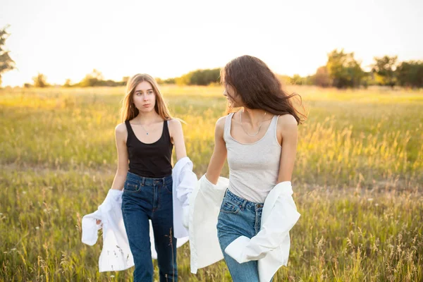 Duas Jovens Mulheres Camisas Brancas Caminhando Campo — Fotografia de Stock