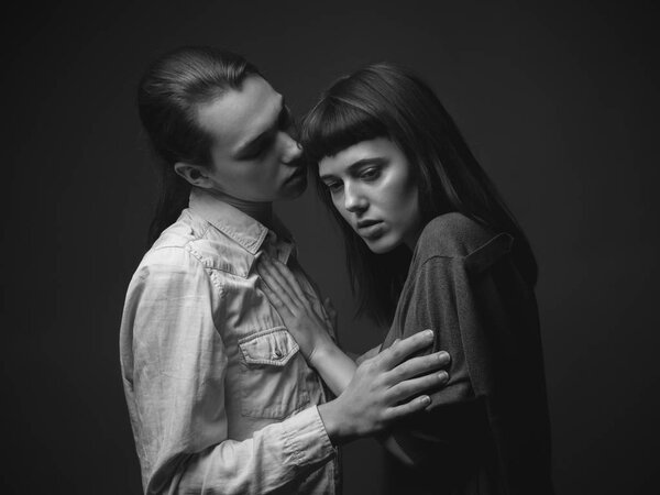 Молодая пара в студии. Черное и белое
