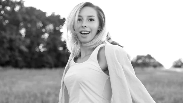 Retrato Uma Jovem Feliz Livre Preto Branco — Fotografia de Stock