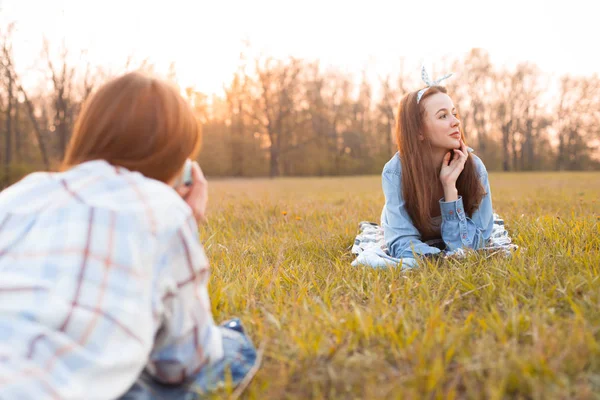 Dvě Mladé Ženy Leží Trávě Fotí — Stock fotografie