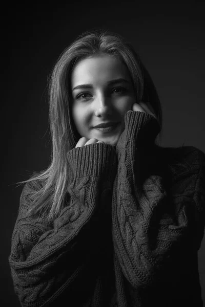 Студийный Портрет Счастливой Молодой Женщины Черное Белое — стоковое фото