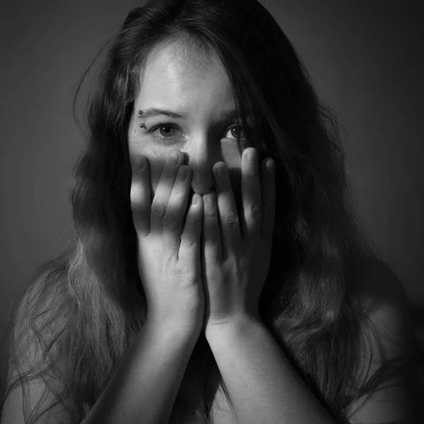 Retrato Uma Jovem Assustada Preto Branco — Fotografia de Stock