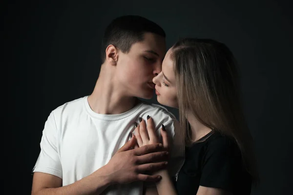 Junger Mann Und Mädchen Küssen Sich Studio — Stockfoto