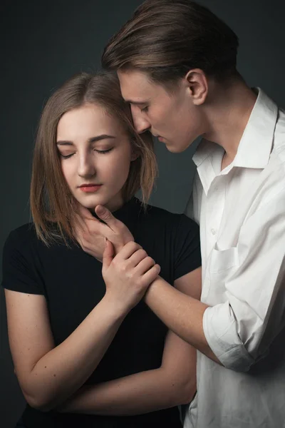 Jovem Casal Apaixonado Posando Estúdio — Fotografia de Stock