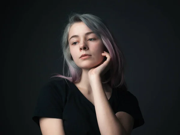 Portret Van Een Schattige Jonge Vrouw Met Blauw Violet Haar — Stockfoto