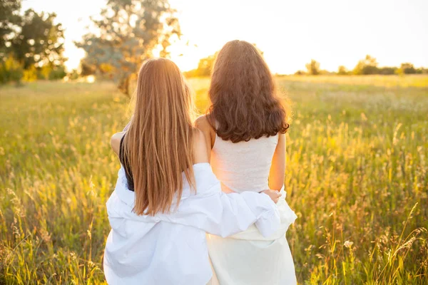 Due Giovani Donne Camicie Bianche Camminano All Aperto Tramonto — Foto Stock