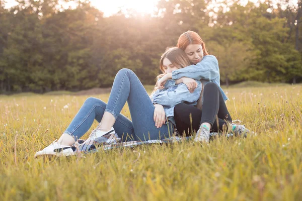 Dvě Šťastné Mladé Ženy Leží Trávě Oči Zavřené — Stock fotografie