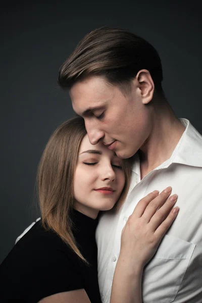 Jovem Lindo Casal Apaixonado Abraçando Estúdio Olhos Fechados — Fotografia de Stock