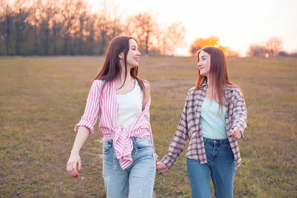 Två Unga Kvinnor Går Planen Vid Solnedgången Bästa Vänner — Stockfoto