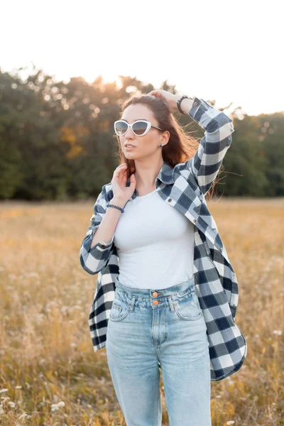 Vacker Flicka Solglasögon Går Utomhus — Stockfoto