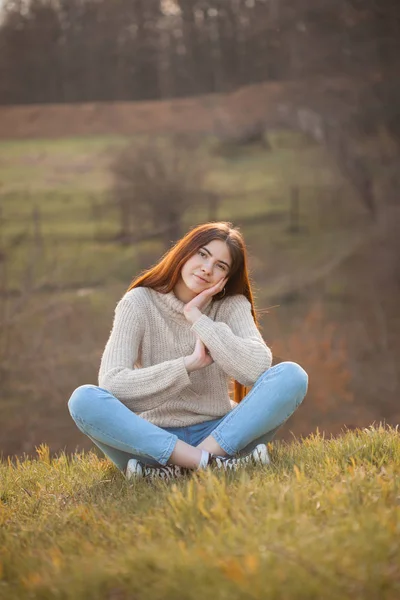 Schöne Junge Frau Sitzt Herbst Auf Dem Hügel — Stockfoto