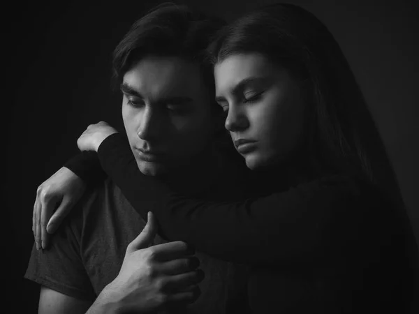 Νεαρός Άντρας Και Γυναίκα Αγκαλιάζονται Στο Στούντιο Μαύρο Και Άσπρο — Φωτογραφία Αρχείου
