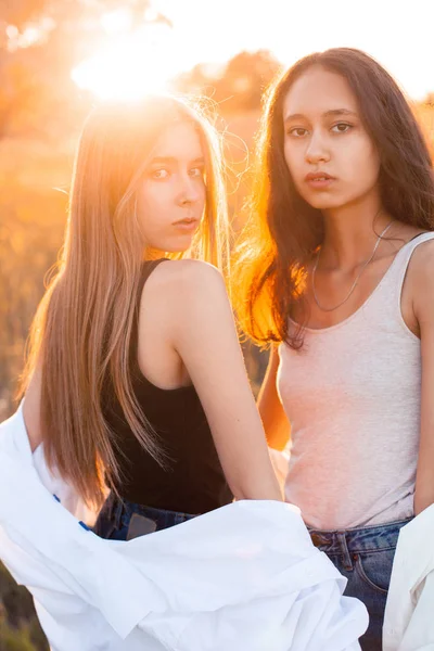 Dos Mujeres Jóvenes Con Camisas Blancas Paradas Aire Libre Bajo — Foto de Stock