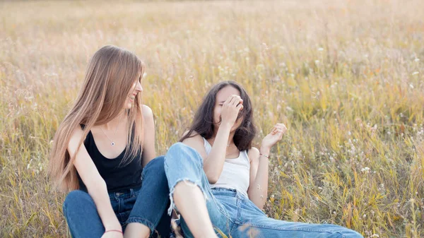 Two Young Women Sitting Grass Having Fun Best Friends — Stock Photo, Image