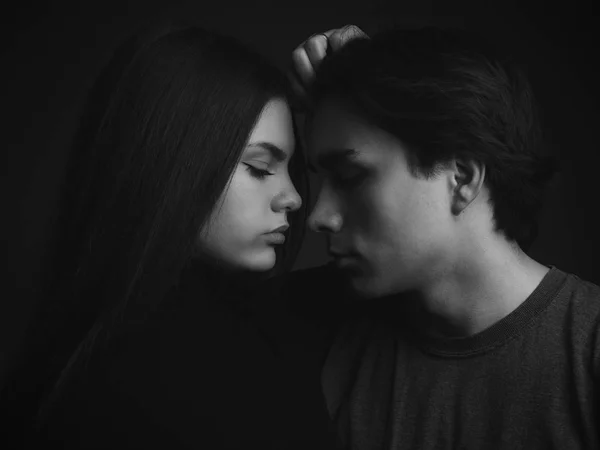 Pareja Joven Enamorada Posando Estudio Blanco Negro —  Fotos de Stock