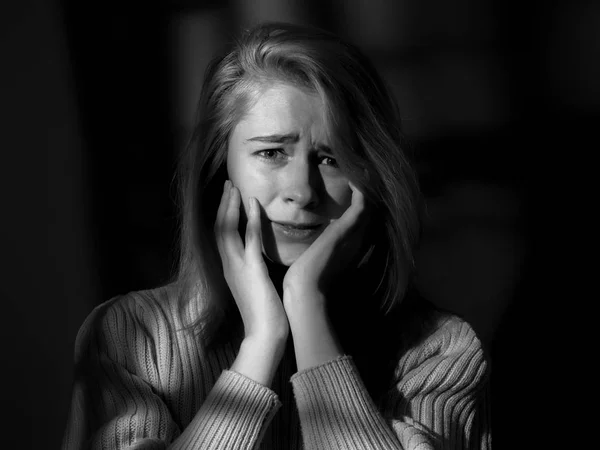 Portrait Une Fille Effrayée Pleurs Noir Blanc — Photo