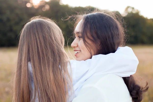 Dos Mujeres Jóvenes Abrazándose Aire Libre Mejores Amigos Cerca —  Fotos de Stock