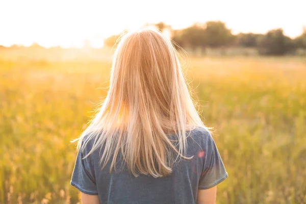 Ung Kvinna Med Blont Hår Tittar Solnedgången — Stockfoto