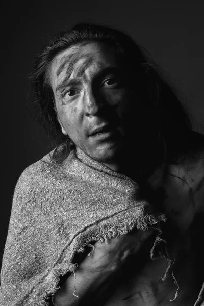 Kaba giysili pis bir gencin portresi. Siyah ve beyaz.