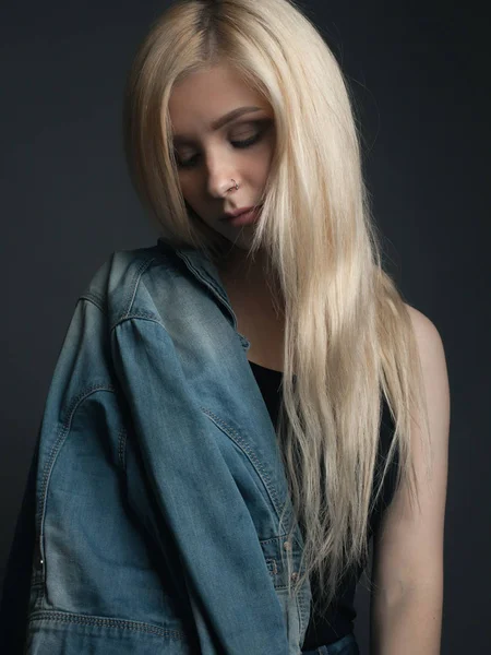 Портрет Молодой Женщины Красивыми Длинными Волосами Покрытыми Джинсовой Курткой — стоковое фото