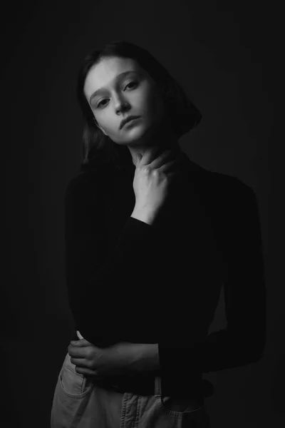 Mujer Joven Con Pelo Corto Posando Estudio Blanco Negro —  Fotos de Stock