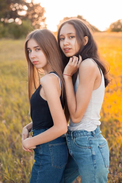 Portret Van Twee Meisjes Buiten Bij Zonsondergang Beste Vrienden — Stockfoto