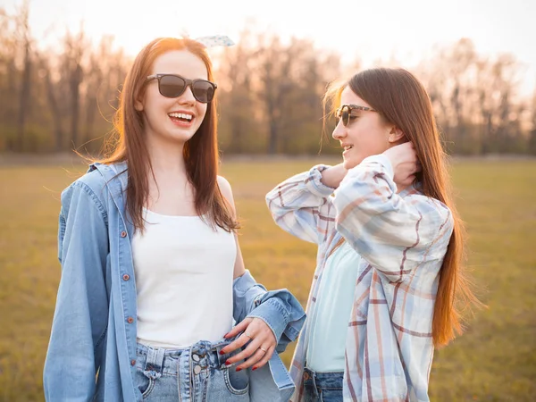 Två Flickor Går Utomhus Vid Solnedgången Bästa Vänner — Stockfoto