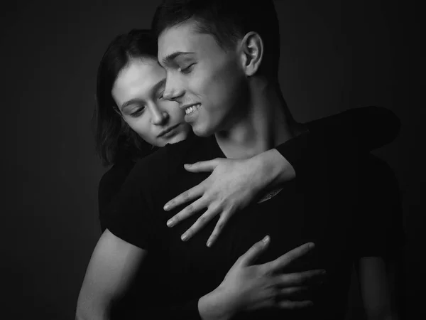 Casal Jovem Posando Estúdio Chave Baixa Preto Branco — Fotografia de Stock