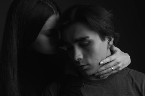 Pareja Joven Enamorada Posando Estudio Cerca Blanco Negro —  Fotos de Stock