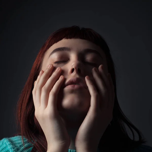 Retrato Mulher Triste Estúdio Mãos Cara Fechar — Fotografia de Stock