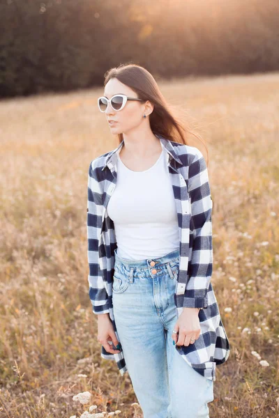 Jonge Mooie Vrouw Zonnebril Wandelen Het Herfstveld Bij Zonsondergang — Stockfoto