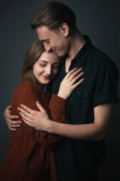 Jovem Casal Feliz Amor Abraçando Estúdio — Fotografia de Stock