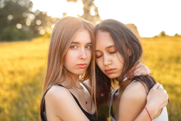 两个可爱的女孩在阳光下拥抱在外面 最好的朋友 — 图库照片