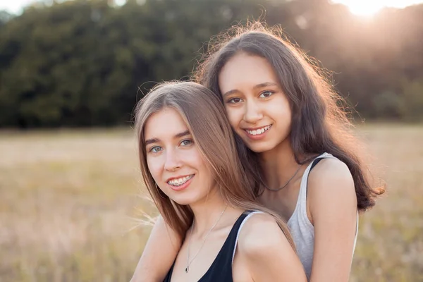 Dos Jóvenes Felices Abrazándose Aire Libre Atardecer Mejores Amigos — Foto de Stock