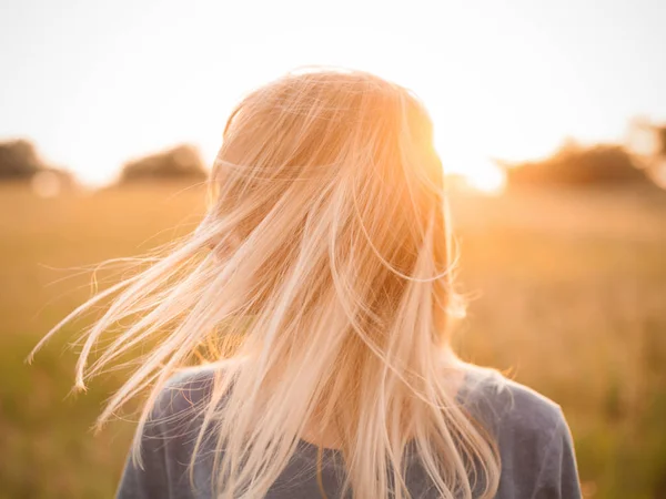 Porträtt Ung Blond Kvinna Utomhus Vid Solnedgången — Stockfoto