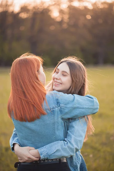 Dos Mejores Amigos Abrazándose Aire Libre Atardecer —  Fotos de Stock