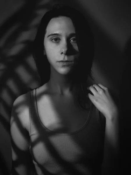 Portrait Femme Triste Dans Ombre Noir Blanc Clé Basse — Photo