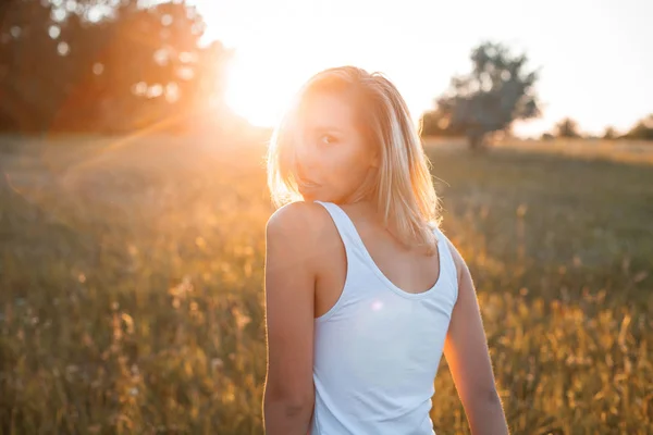 Jonge Vrouw Wit Shirt Die Bij Zonsondergang Het Veld Loopt — Stockfoto