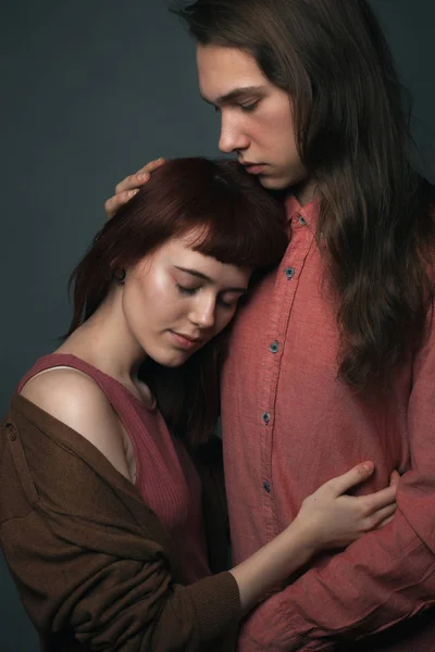 Young Couple Hugging Studio — Stock Photo, Image